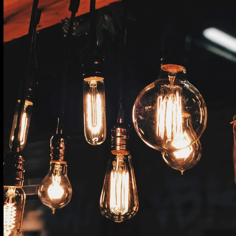 Guirlande chambre LED or rose, ampoules vintage à filament dans une ambiance tamisée