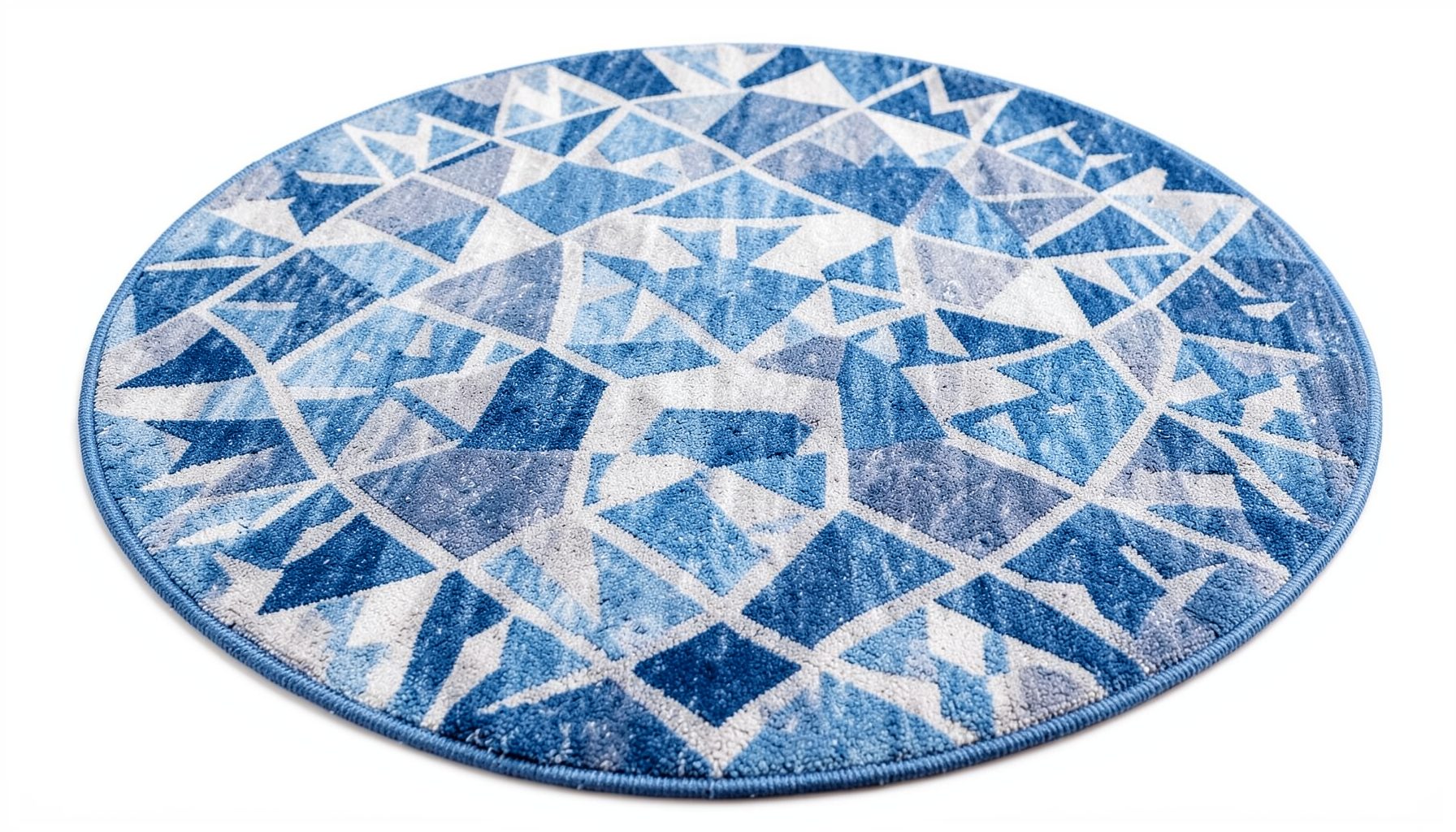 Tapis scandinave rond modèle Rena avec motifs géométriques en losanges et triangles, tons bleus et gris